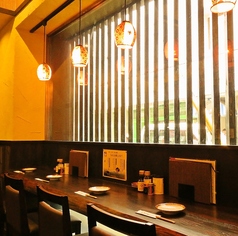 柔らかな灯りと窓から差し込む自然光が心地よいカウンター席は、お一人様や少人数で静かに楽しみたい方に最適。ほどよい距離感でゆったり飲める落ち着いた空間で、日本酒や焼酎を嗜みながら料理をじっくり堪能できます。仕事帰りの一杯にも使いやすい、居心地の良い人気の席です。