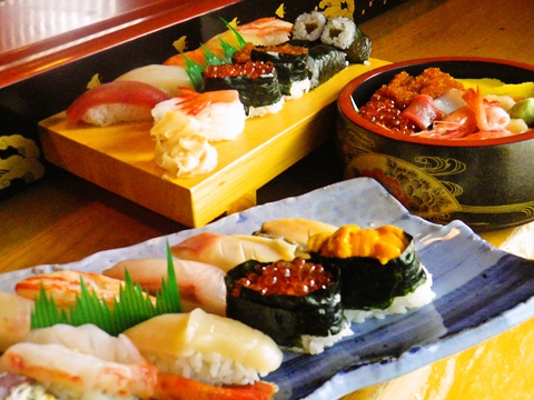 寿司の味はもちろんのこと、フレンドリーな店主とくつろぎの雰囲気が魅力の店。