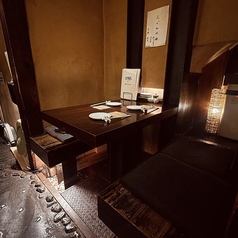 周りの目を気にすることなく食事やお酒が楽しめる半個室のテーブル席です。3名様でご利用いただけます。