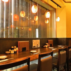 温かな灯りが揺れるカウンター席は、静かに腰を落ち着けて飲みたい時にぴったり。外光がほどよく差し込み、落ち着いた雰囲気の中で一人飲みや少人数の語らいをゆっくり楽しめます。日本酒や焼酎を味わいながら過ごす穏やかな時間は、日常を少しだけ贅沢にしてくれる人気の席です。