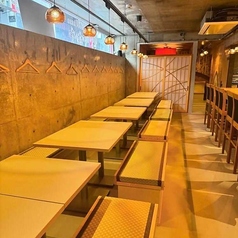 【テーブル席】少人数から大人数までご利用可能!広々ゆったりお使いいただけます♪4人席×4卓、6人席×1卓ご用意しました。友人や会社帰りに同僚とご一緒にお食事をお楽しみいただけます。