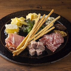 ■シャルキュトリーとチーズ盛り合わせ