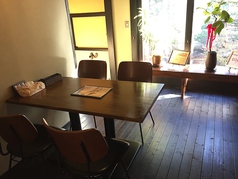 古民家カフェの内観を楽しめる、テーブル席もございます。
