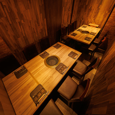 【完全個室8～10名様】中規模なお集まりに◎アットホーム空間でカジュアル宴会！5～9名様までのテーブル席は、グループ全員が顔を見渡せるレイアウトで、一体感のある宴会が可能。ワイワイと賑やかに、お料理やお酒を囲み、楽しいひとときをお過ごしください。