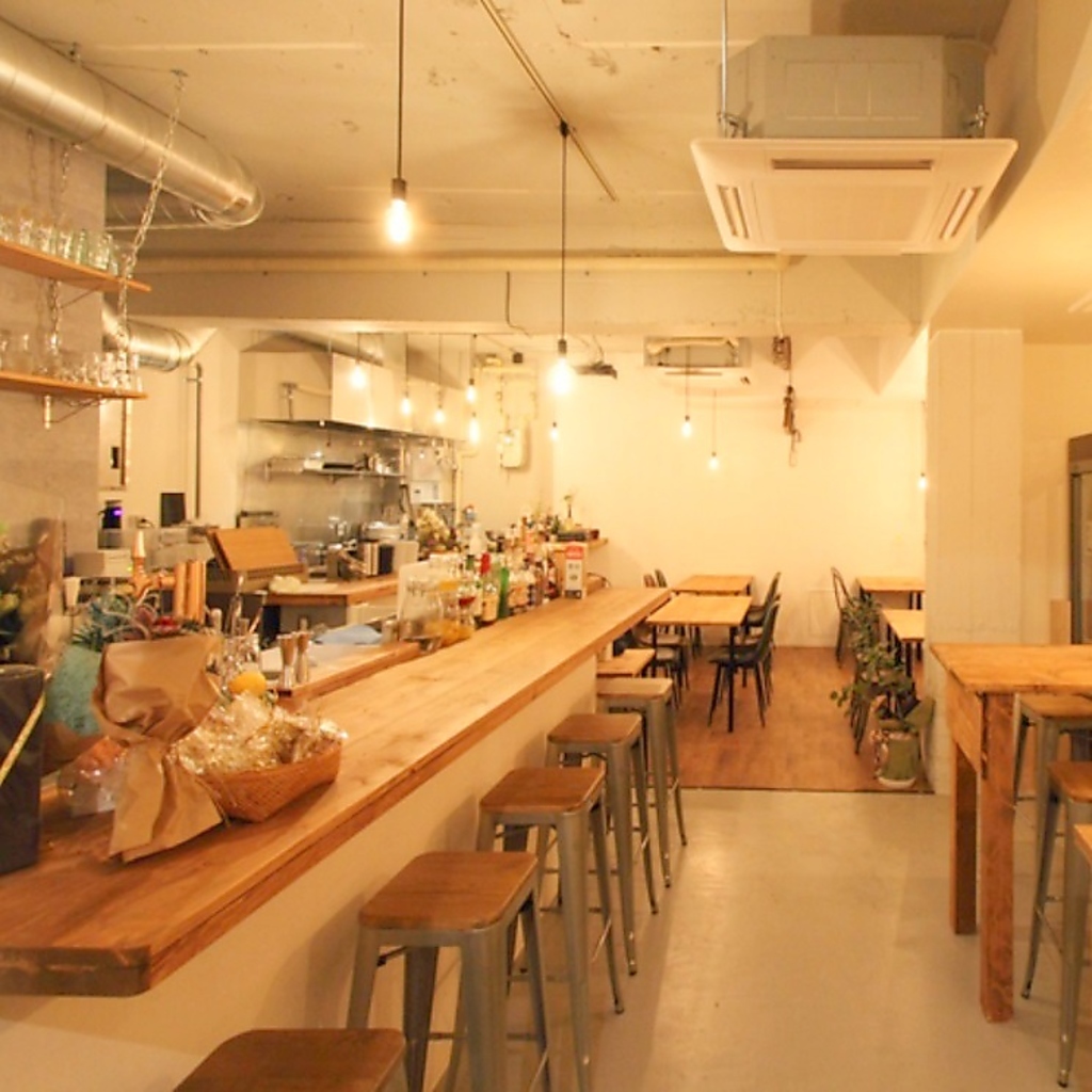 カウンター席もご用意しておりますのでお一人様でも気軽にお立ち寄りいただけます♪