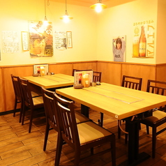 〈喫煙可能個室〉4名様×2卓で最大8名様まで！少人数での接待やお食事会、各種ご宴会でのご利用に最適です。個室ですので、周囲を気にせずお食事の時間をお楽しみいただけます。