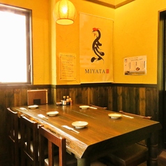 木の温もりが心地よいテーブル席は、少人数の飲み会やゆったり語りたい食事にぴったりの落ち着いた空間。温かな照明が優しく灯り、会話を楽しむひとときをより和やかに演出します。料理を囲みながら気兼ねなく過ごせるため、友人同士はもちろん、仕事帰りの利用にも最適です。