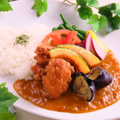 フライドチキンと彩り野菜のカレーライス