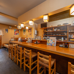 【ゆったり過ごせるカウンター席】おひとり様での気軽な一杯やデートにおすすめのカウンター席をご利用ください♪