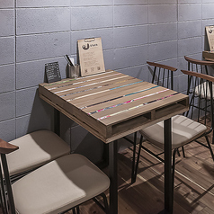 【テーブル席4名様掛け×2】ゆったりとした4名テーブルがあり、グループでの食事に最適です。落ち着いた空間でお酒を楽しみながら語らえます。