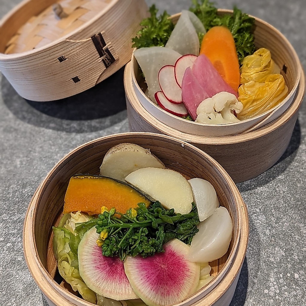 宗像市周辺の旬のお野菜を蒸籠蒸しで。全ての定食や（一部除く）コース料理に付いております