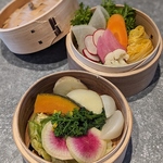 宗像市周辺の旬のお野菜を蒸籠蒸しで。全ての定食や（一部除く）コース料理に付いております