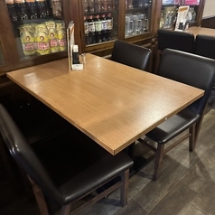 4名様掛け×6テーブル◆レイアウト変更にて大人数でのお食事も可能です!