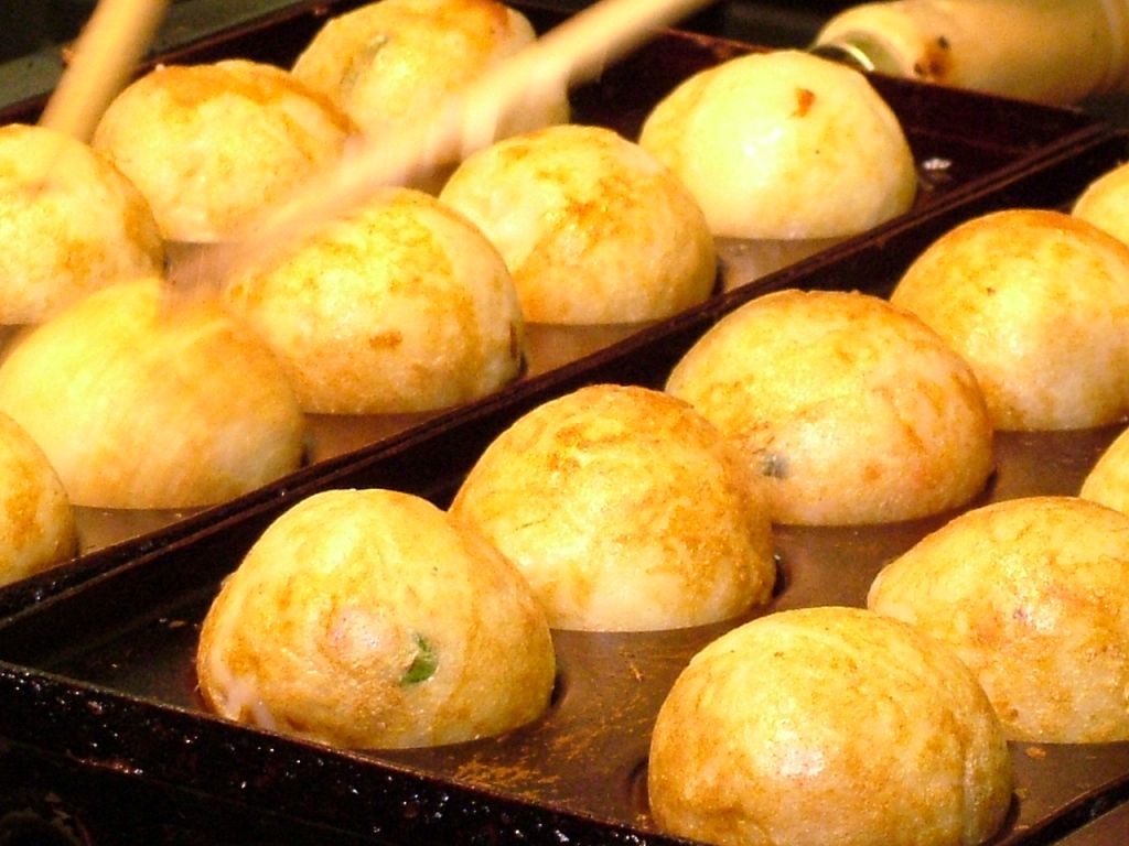 店内で焼くたこ焼き！大粒タコ入っています！