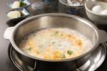 新鮮ふぐをてっちりで堪能した後の、ふぐの出汁とお野菜の甘みが染みでた雑炊は人気の逸品◎