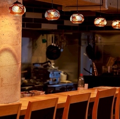 【カウンター席】目の前で調理風景を楽しみながらお食事をお楽しみいただけるお席です。炭火焼きや原子焼きが焼きあがる工程をお楽しみいただけるのもカウンター席の特権!お仕事帰りにちょっとだけでもお酒を飲んで帰りたい!そんな方々も大歓迎!またデートなどのカップル利用も大歓迎です♪