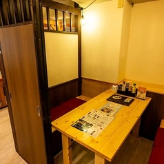 2～6名様でご利用いただける個室テーブル席です。少人数でのご宴会や歓送迎会、ご友人とのお食事、ご家族でのお集まりなど幅広いシーンにおすすめ。駅近でアクセスしやすいのも魅力です。