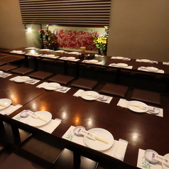 掘りごたつ席は、座敷スタイルで足を伸ばしてくつろげるため、リラックスした雰囲気を提供します。友人や家族との会話も弾み、居心地の良さが感じられます。