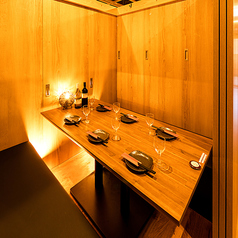 洗練されたモダンなデザインと木の温もりが調和したテーブル席は、落ち着いた雰囲気の中でゆったりとお食事を楽しめる空間。柔らかな照明と快適な座り心地の椅子で、会話も自然と弾みます。友人との食事や女子会、軽いお祝いなど多彩なシーンに最適。居心地のよさと上質な雰囲気が魅力です。美味しい料理とお酒を囲めます。