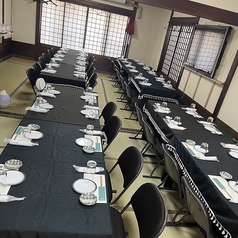 最大40名様収容可能の2階のテーブル席。