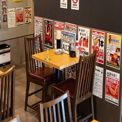 気取らず落ち着く和みの店内…ワイワイと飲み会を楽しみたいお客様におすすめのテーブルを多数完備しています!