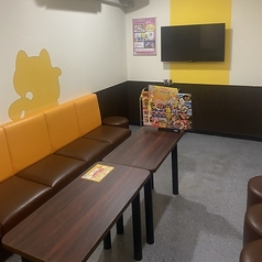少人数でのご利用にぴったりの3名様用個室です♪お友達とのカラオケやデート、お一人様でのリフレッシュにもおすすめ!周りを気にせず思いっきり歌えますよ。飲食物の持ち込みが自由なので、お好きなお菓子やドリンクを片手に楽しい時間をお過ごしください☆コスパ抜群のまねきねこへぜひお越しください♪