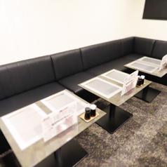 10人掛けのテーブル席は、女子会や大人数での集まりに最適です。楽しい会話と料理を囲んで特別な時間をお楽しみください。