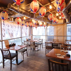 趣ある景色と調和した開放的な空間です。夜はライトアップされた情緒ある雰囲気の中で、ゆったりとしたお酒を味わえます。季節ごとに表情を変える金沢の町並みを眺めながら、旬の鮮魚や地酒を堪能できます。テラス席は、「金沢の今」を体感できる特別なお席です。