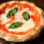 生地からこだわった本格ピザは独り占めしてもシェアしても◎ぜひお召し上がりいただきたい定番です！