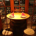 2名様でご利用いただけるデートに最適なオーク樽の円卓テーブル席☆ガラス張りの店内で、夜景を眺めながら楽しむ、デートや少人数にオススメです♪