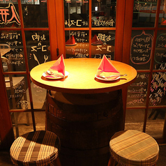 2名様でご利用いただけるデートに最適なオーク樽の円卓テーブル席☆ガラス張りの店内で、夜景を眺めながら楽しむ、デートや少人数にオススメです♪