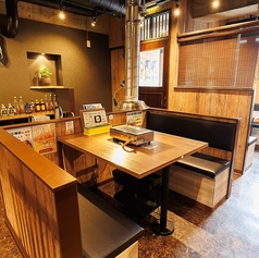 背もたれ付きベンチシートで長時間も快適。焼肉に最適な席です。