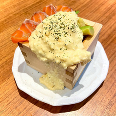 サーモンとアボカドタルタル