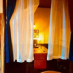 【お食事デート】北欧風カーテンで仕切る個室。5名様までご利用可能です。スローテンポな音楽と共にゆっくり贅沢な会食をお楽しみ下さい。※個室利用でのご予約も承ります。お電話にてお問い合わせください。