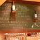 カウンター上の黒板には、手書きでシェフのワイン解説があります♪