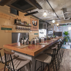 【カウンター席1名様掛け×8】ゆったりとしたカウンター席で、一人でも気軽に立ち寄れます。お酒を楽しみながら、静かな時間を過ごせるのが魅力です。