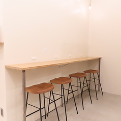 【お仕事の利用にも便利♪】コンセント付きカウンター席をご用意! ご注文後は、カウンター席でお待ちいただけます。サラダボウルやサンドイッチ、アサイーボウルのイートインはもちろん、ちょっとした休憩やお仕事しながらの利用にもおすすめです♪【サラダ/アサイー/ランチ/テイクアウト/カフェ/ヘルシー】