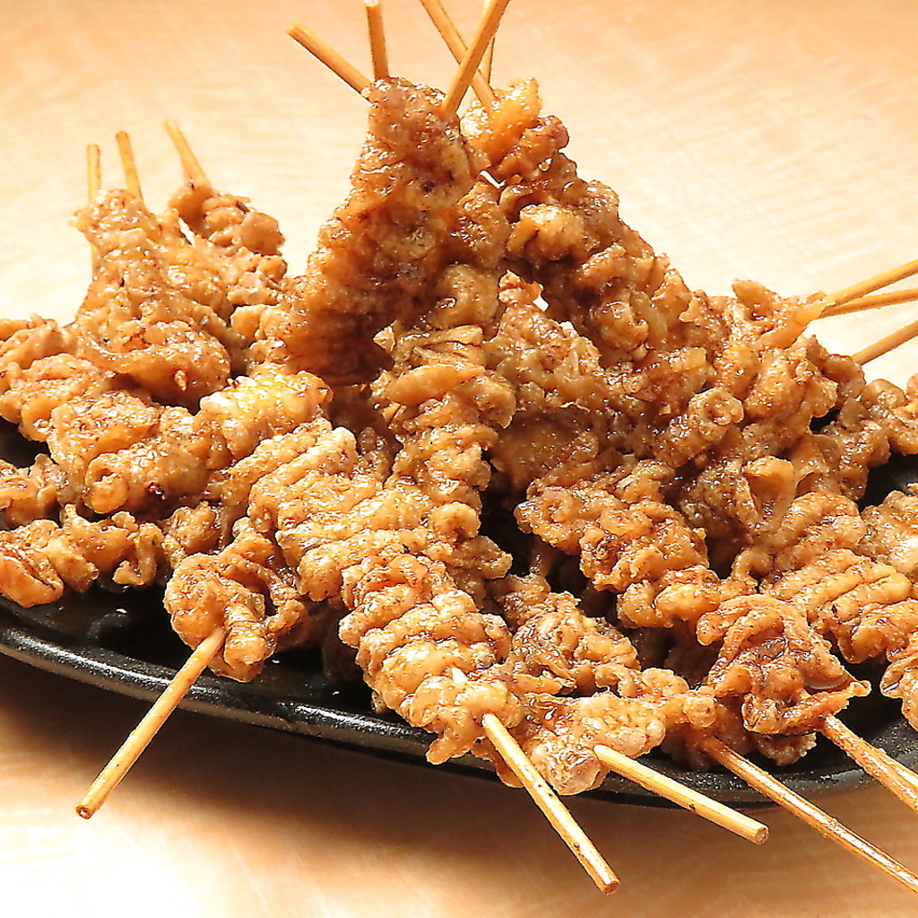 【名物!! 秘伝かわ串】甘辛タレの絡んだパリパリの鶏皮串♪秘伝のスパイシー粉をかけてどうぞ！