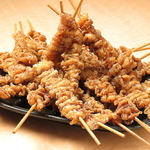 【名物!! 秘伝かわ串】甘辛タレの絡んだパリパリの鶏皮串♪秘伝のスパイシー粉をかけてどうぞ！