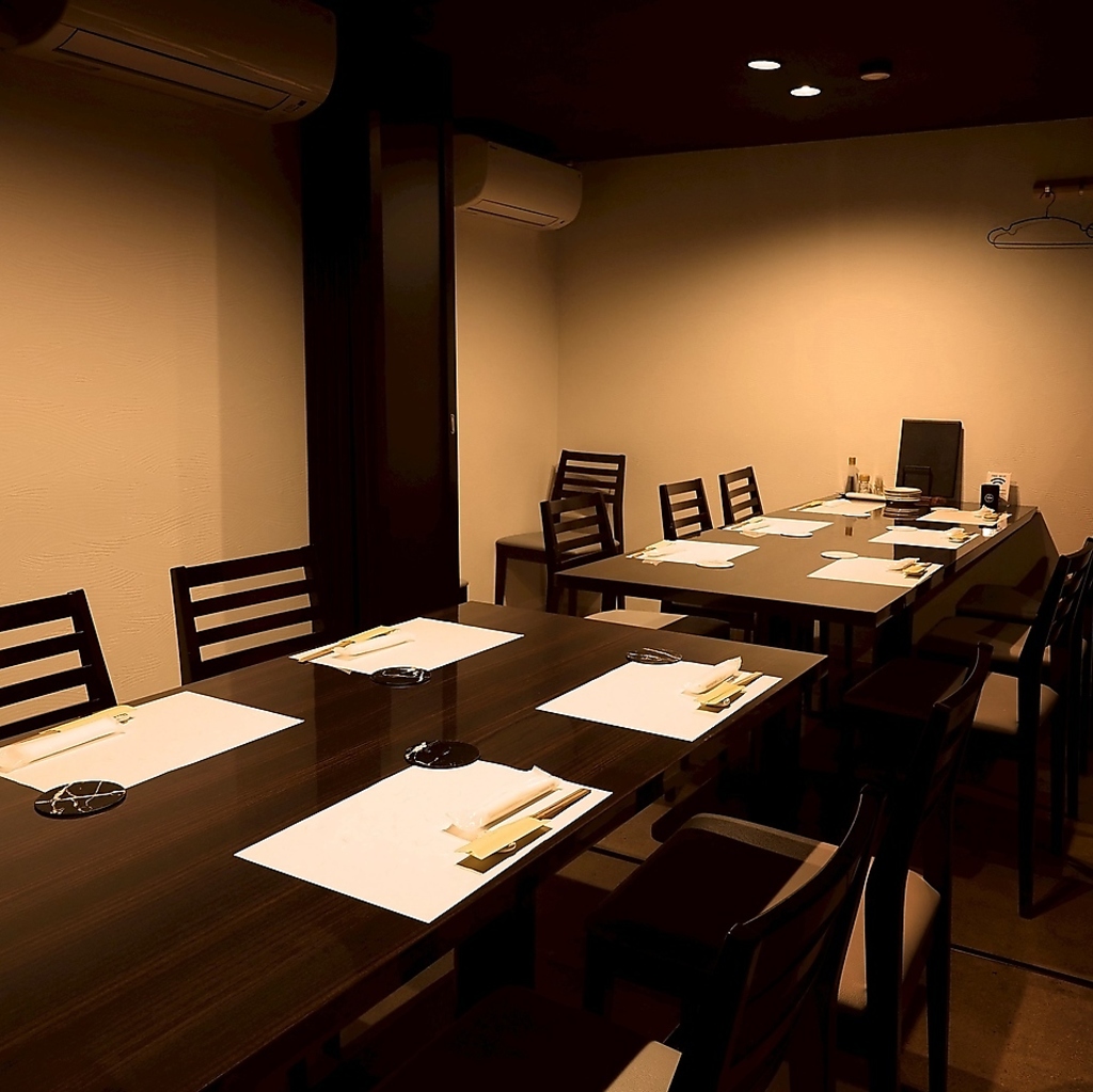 当店は記念日や誕生日にも最適な落ち着いたお洒落な雰囲気となっております。大人数のご予約も可能◎