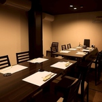 当店は記念日や誕生日にも最適な落ち着いたお洒落な雰囲気となっております。大人数のご予約も可能◎