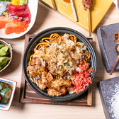 コシのある太麺を鉄板で豪快に焼き上げ、香ばしいソースの香りを絡めた関西風焼きそばです。ぷりぷりの“もつ”をたっぷり加え、濃厚な旨味とコクをプラス。熱々の鉄板で提供するので、最後まで香ばしさと食感をお楽しみいただけます。