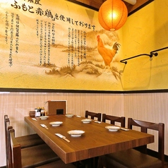 木の温もりを感じるテーブル席は、落ち着いた雰囲気の中でゆっくり食事や会話を楽しみたい方に最適。程よい距離感で座れるため、友人同士の飲み会やお仕事帰りの一杯にも使いやすい空間です。温かな照明に包まれ、みや田自慢の料理と地酒・焼酎をゆったり堪能できる人気の席です。