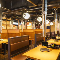 開放的な店内で楽しく焼肉をお楽しみください。
