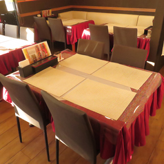 明るく開放的な雰囲気でお食事が楽しめます。エスニックな絵画や装飾が施された空間で、ランチタイムには特におすすめです。広々としたテーブルで、ゆったりとご堪能ください。