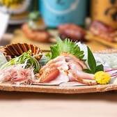 旨味の濃い親鶏を表面だけ香ばしく炙り、ほどよいレア感を残したタタキに仕上げました。噛むほどに広がる親鶏ならではのコクと食感を、爽やかな柚子ポン酢とたっぷりの生姜でさっぱりとお楽しみいただけます。