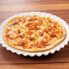 野付産ホタテと燻製サーモンのピザ