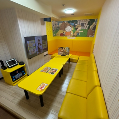 小さなお子様連れのママ会やご家族での休日に大人気のキッズルームです♪周りを気にせず、お子様が遊ぶ様子を見守りながらパパもママもカラオケを満喫できます!お菓子やジュースの持ち込みも自由なので、お財布にも優しく大満足◎老若男女みんなが笑顔になれるアットホームな空間をご用意してお待ちしております☆