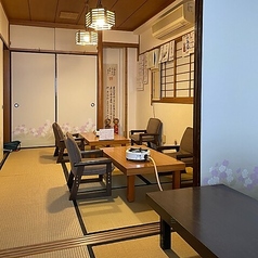 8名様までご利用いただけるお座敷個室は、足を伸ばしてゆったりとくつろげる空間です♪大切な人との特別な時間や、親しい友人との集まりにぴったり。落ち着いた雰囲気の中で、心温まる料理を楽しみながら、リラックスしたひとときをお過ごしください。