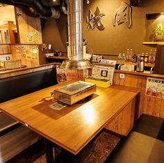 木の温もり漂う仕切り付きの席で、ゆったりと焼肉を楽しめます。